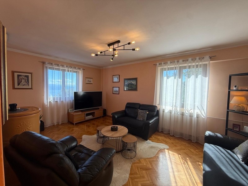 Jasny salon z dwiema sofami i dużymi oknami