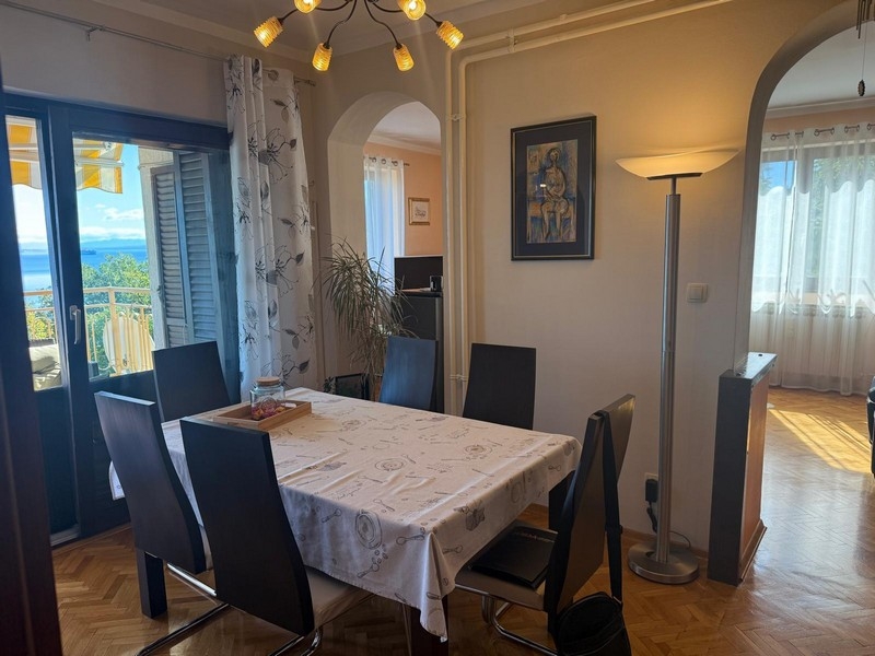 Jadalnia z wyjściem na balkon i widokiem na morze