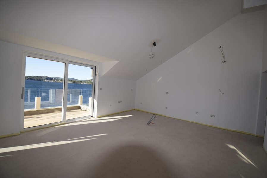 Część dzienna na poddaszu z wyjściem na taras i widokiem na morze