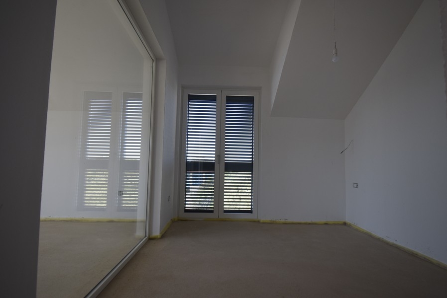 Pokój z okiennicami i szklaną ścianą