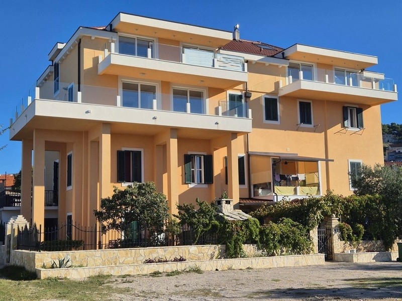 W tym nowym budynku sprzedawane są apartamenty blisko morza.