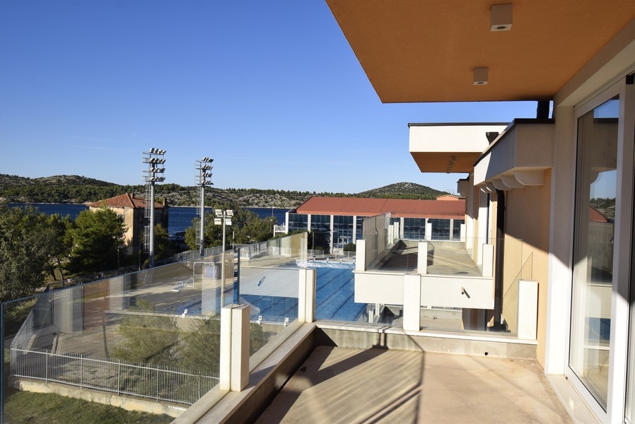 Balkon z widokiem na morze i kompleks sportowy w Szybeniku