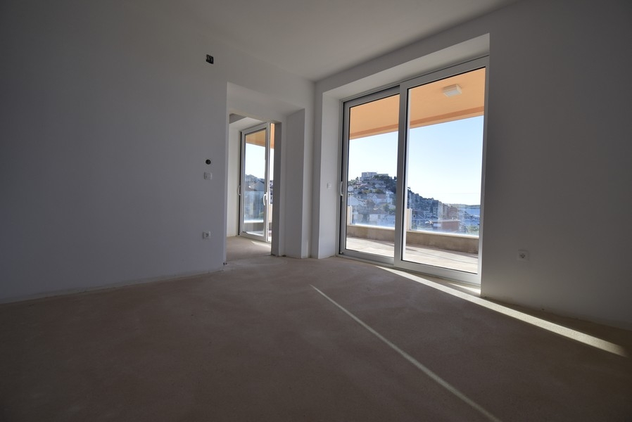 Jasny pokój z dużymi oknami i wyjściem na balkon