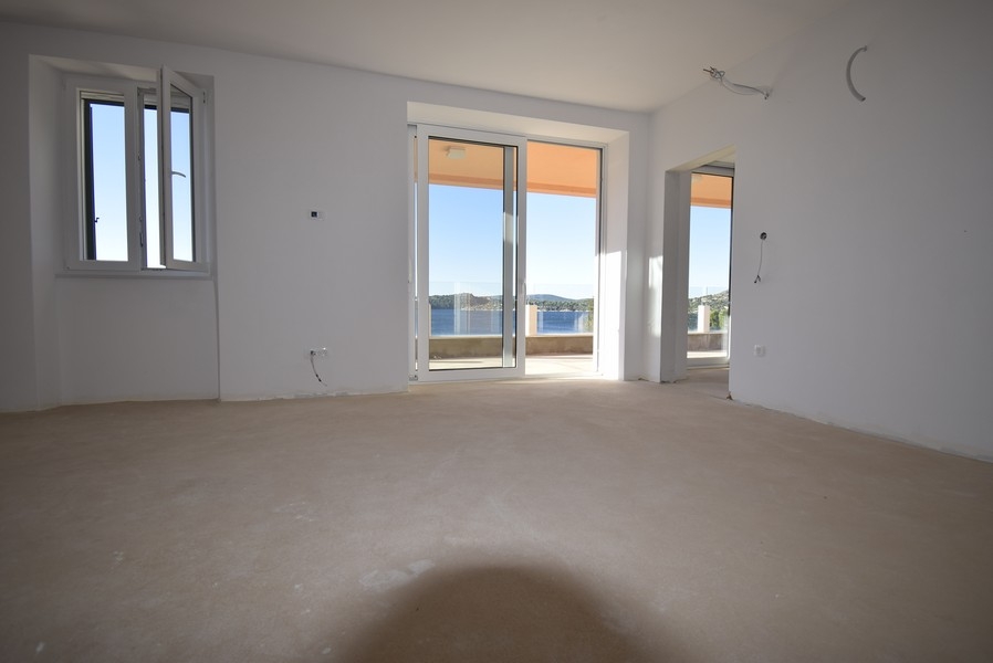 Część dzienna z panoramicznymi oknami i widokiem na morze