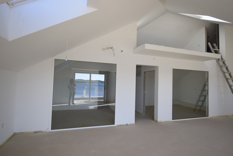 Parter galerii i duże okno z widokiem na morze