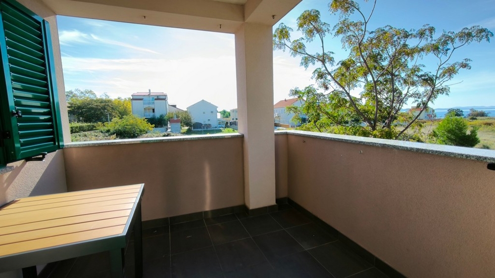 Taras z widokiem na morze w Privlaka, region Zadar, Chorwacja.