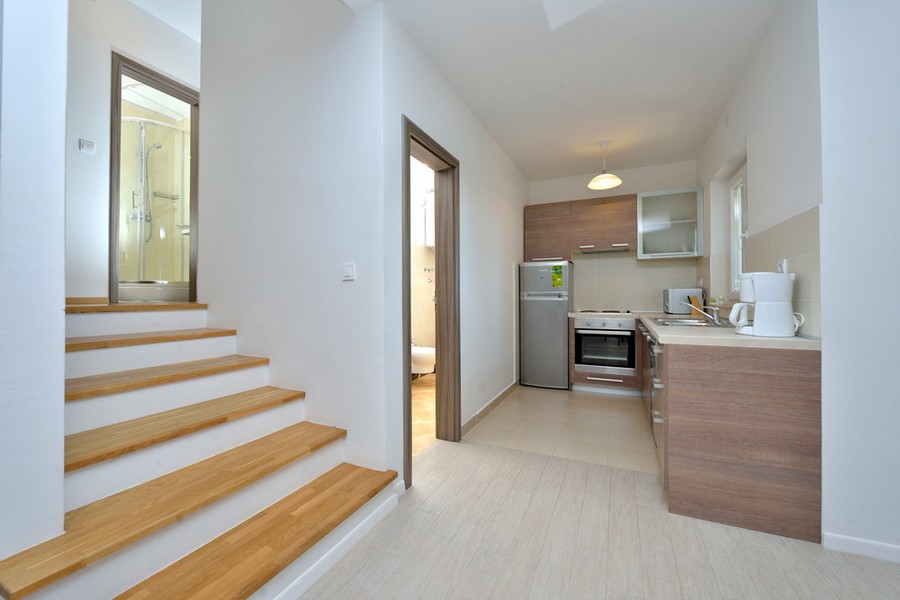 Kuchnia i klatka schodowa nieruchomości A3764 w Privlace - Panorama Harcerska.