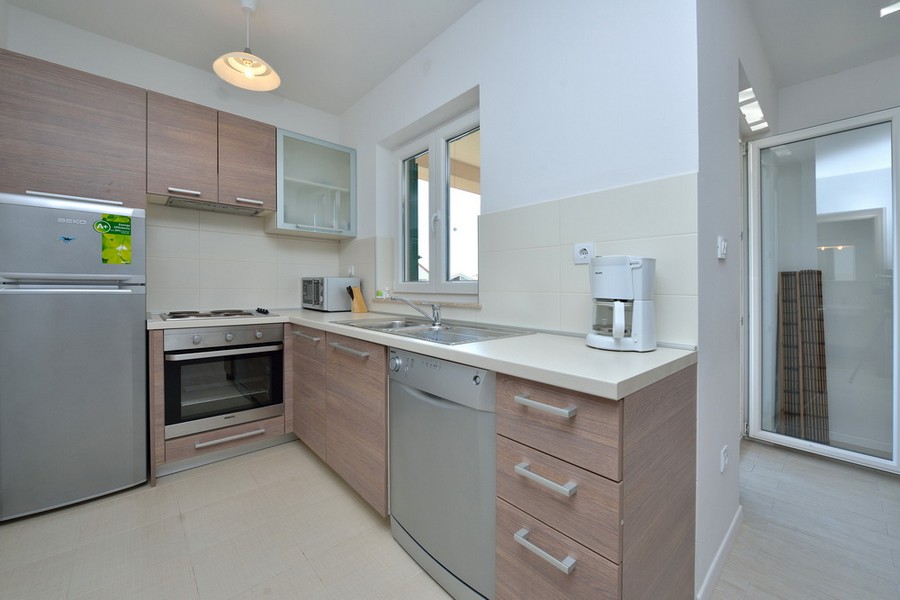 Nowocześnie wyposażona kuchnia.