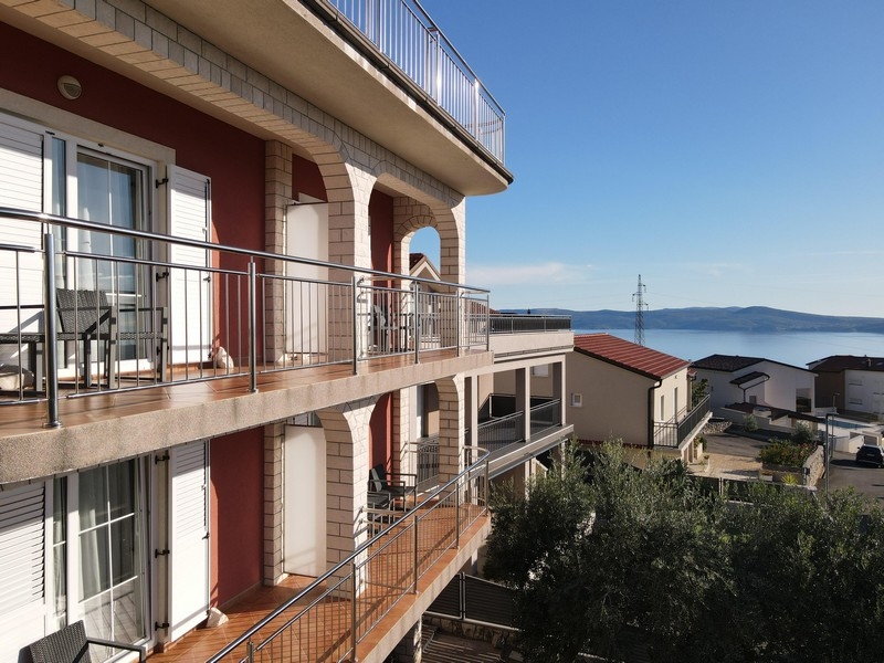 Mieszkanie z dużym tarasem i widokiem na morze na sprzedaż w Crikvenicy.