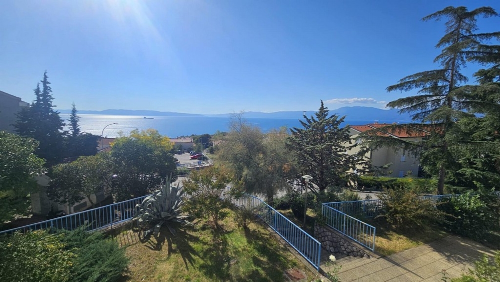 Widok na morze z apartamentu A3768, który jest na sprzedaż w pobliżu Rijeki w Chorwacji.