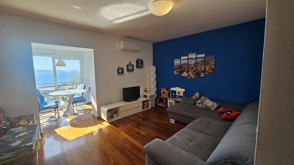 Salon z widokiem na morze i wyjściem na przeszkloną loggię