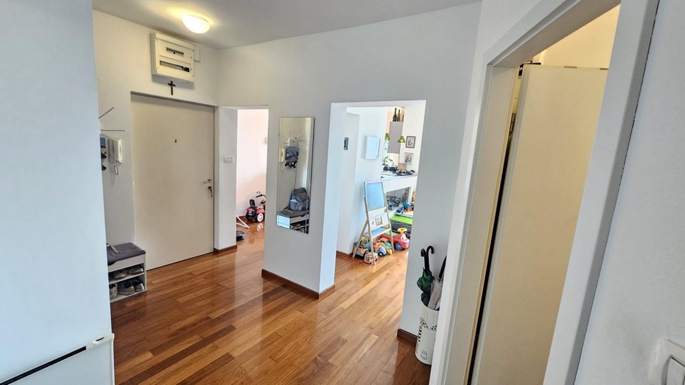 Strefa wejściowa do zadbanego mieszkania A3768 w Rijece w Chorwacji.