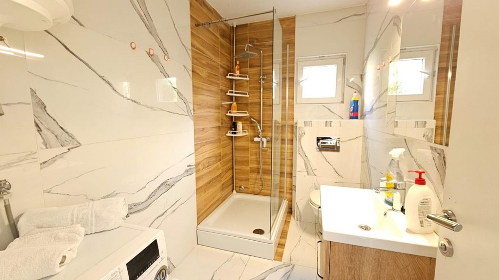 Nowoczesna łazienka z prysznicem.