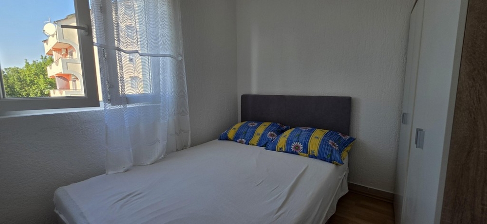 Podwójne łóżko w sypialni.