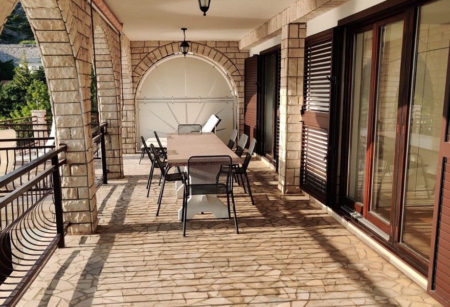 Taras i duże szklane fronty nieruchomości A3776, która jest na sprzedaż w Senj.