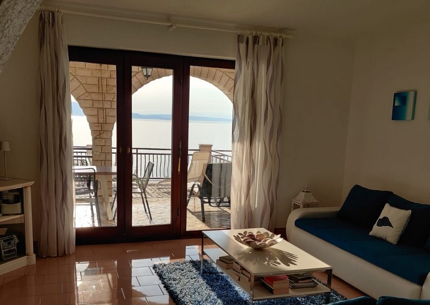 Pokój dzienny z pięknym widokiem na morze - nieruchomość A3776.