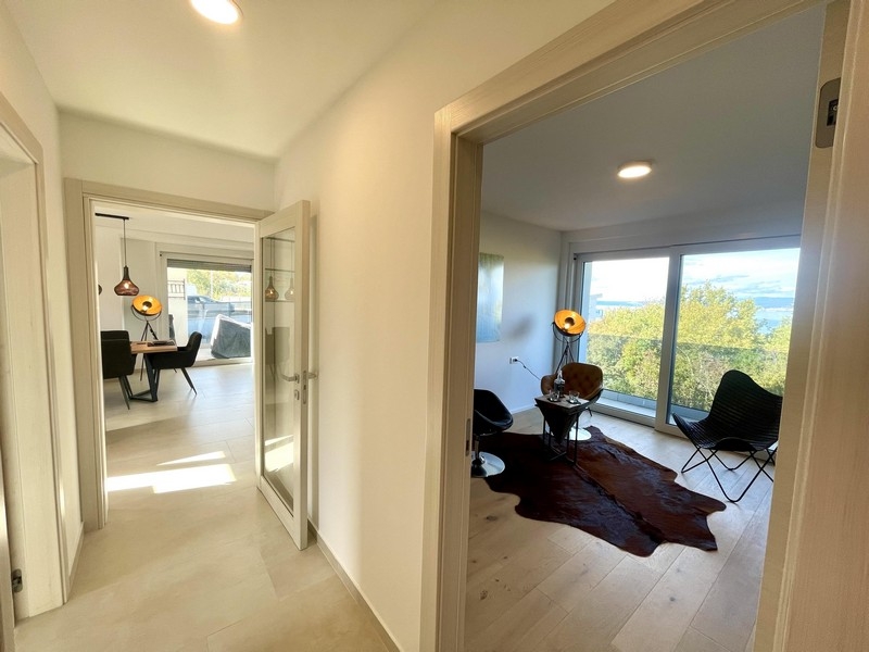 Przedpokój i widok na salon.