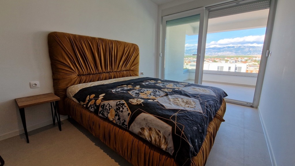 Sypialnia z wyjściem na taras i widokiem na góry