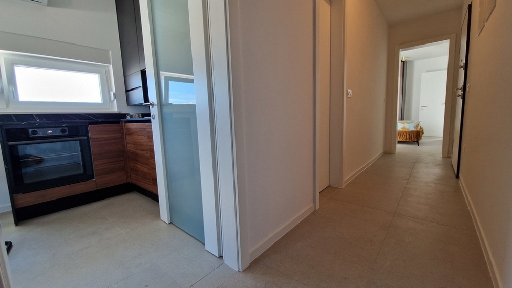 Przedpokój z dostępem do kuchni i sypialni