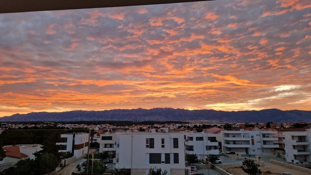 Wieczorna atmosfera nad Novalją z widokiem na góry Velebit