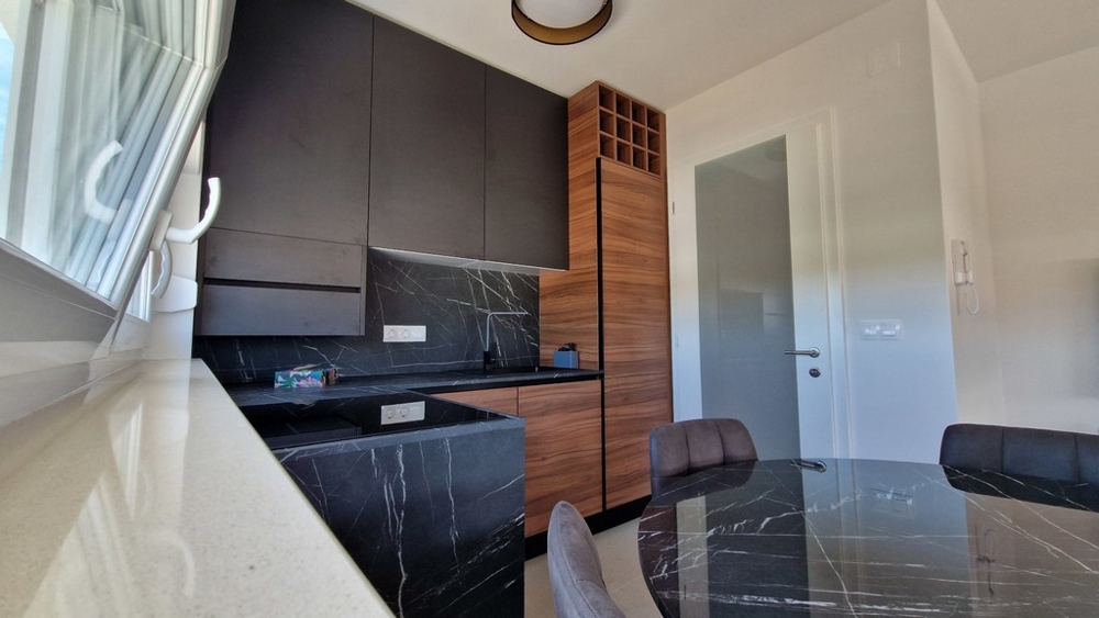 Nowoczesna kuchnia w ciemnym stylu z drewnianymi elementami