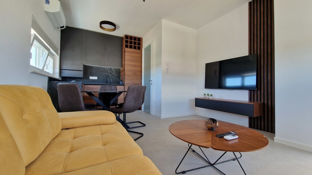 Jasny salon z telewizorem i nowoczesnymi meblami