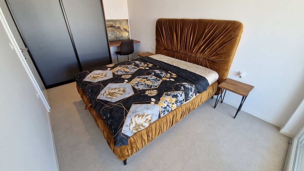 Druga sypialnia z łóżkiem i miejscem do nauki