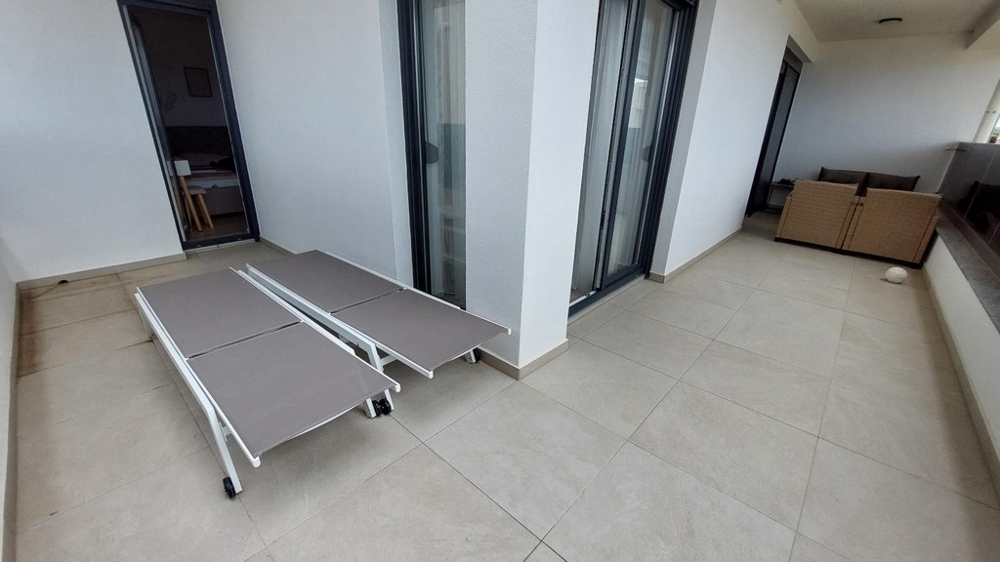 Kolaż salonu i jadalni.