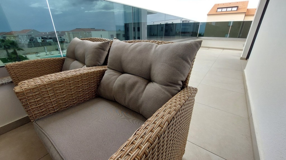 Łazienka z toaletą i prysznicem.