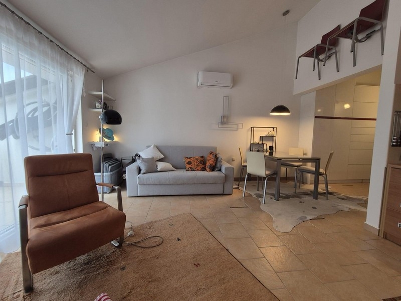 Część dzienna z sofą i jadalnią