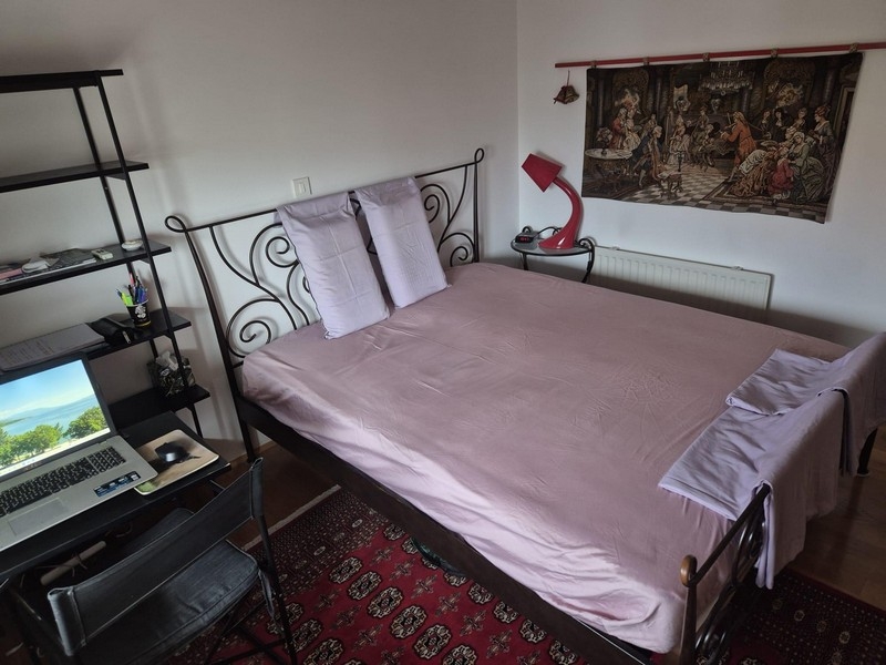 Sypialnia z podwójnym łóżkiem i biurkiem