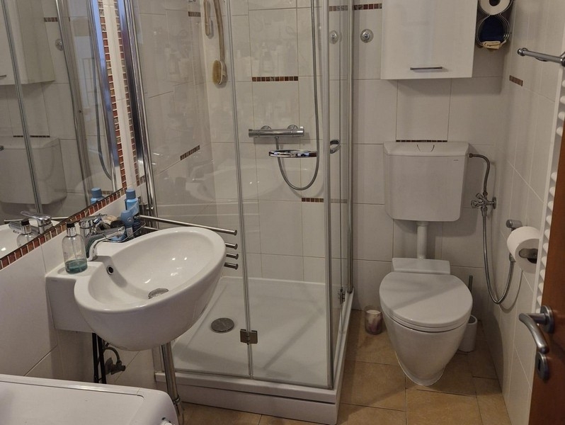 Łazienka z prysznicem i pralką