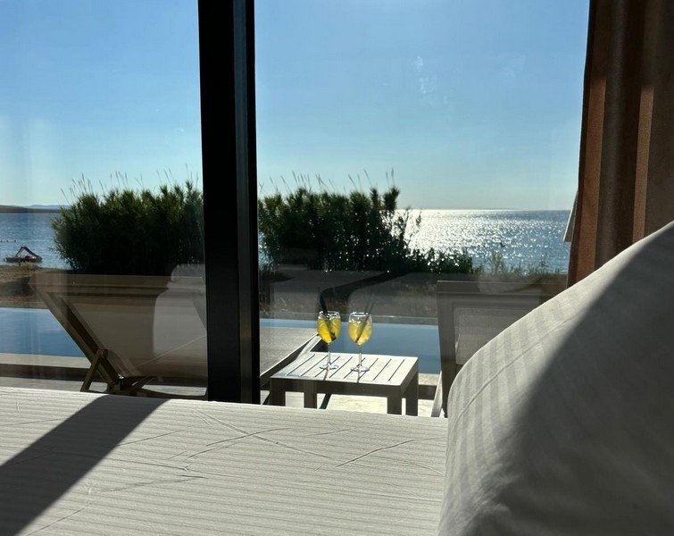 Widok z łóżka na taras i morze