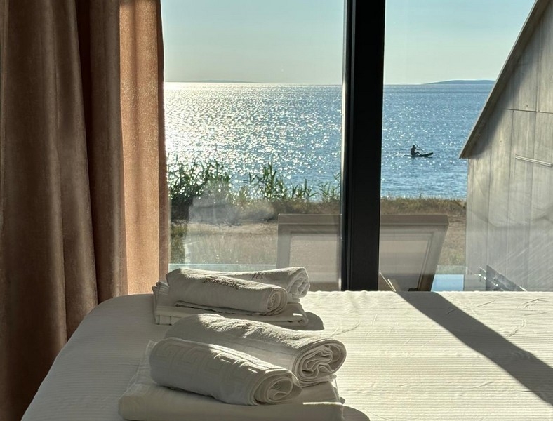 Łóżko z panoramicznym widokiem na morze