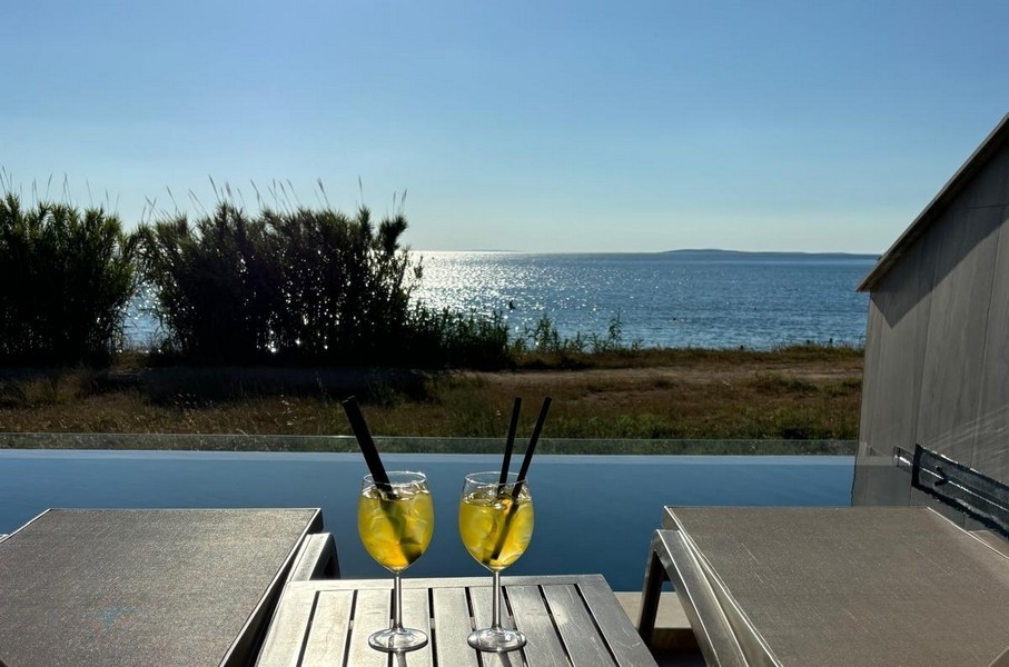 Napoje przy basenie z widokiem na morze