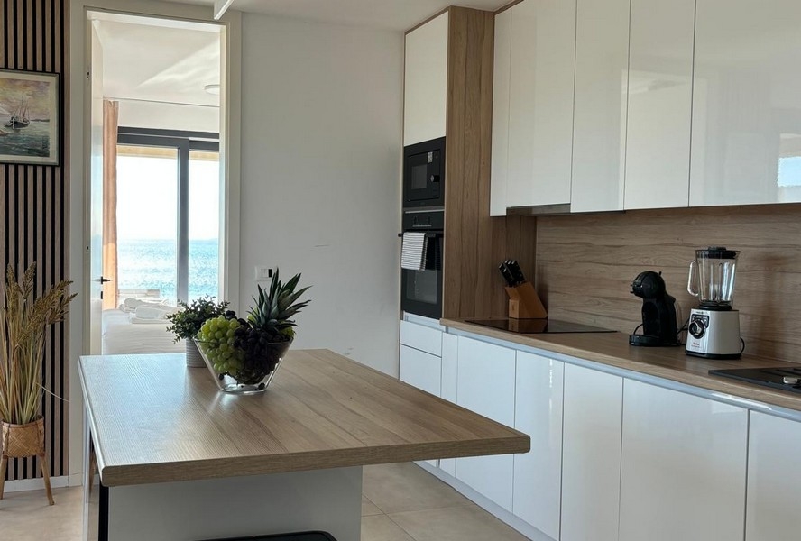 Nowoczesna kuchnia z widokiem na morze