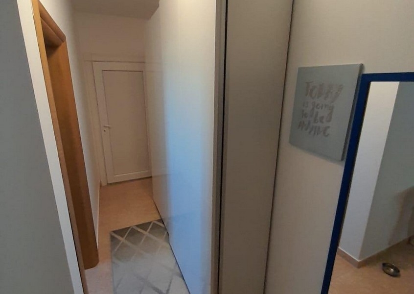 Przedpokój z wbudowaną szafą i lustrem ściennym