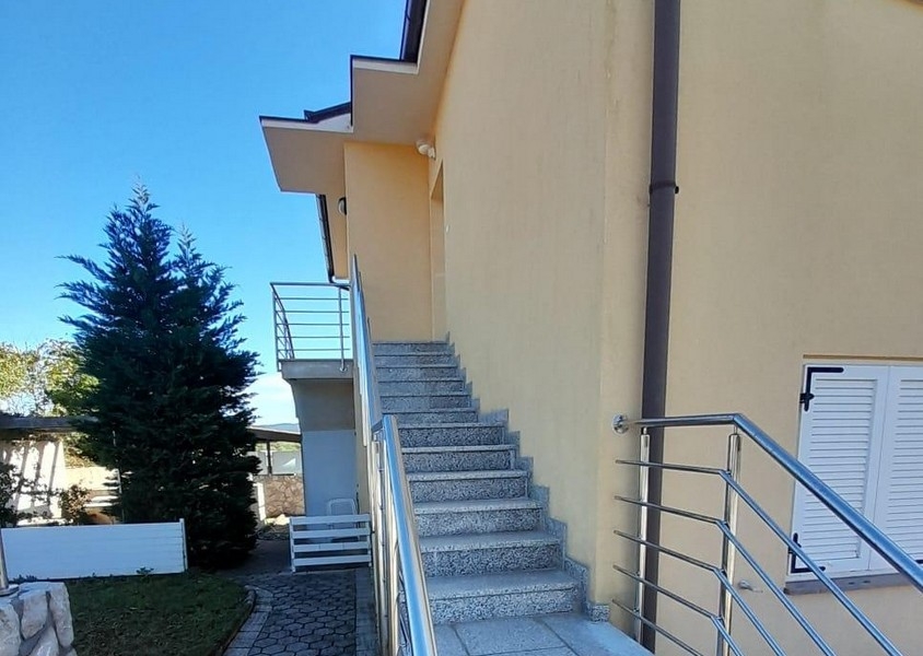 Schody zewnętrzne do wejścia do mieszkania z balustradami ze stali nierdzewnej