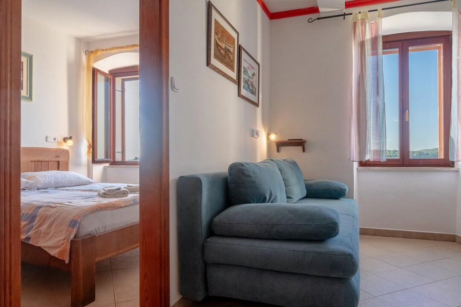 Widok na sypialnię z jadalni.