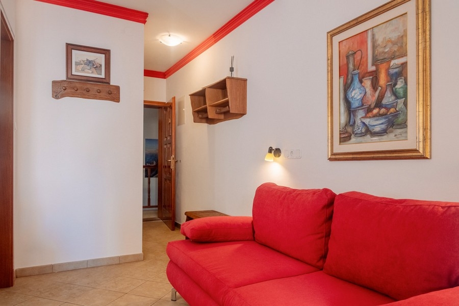 Czerwona kanapa w salonie nieruchomości A3794.