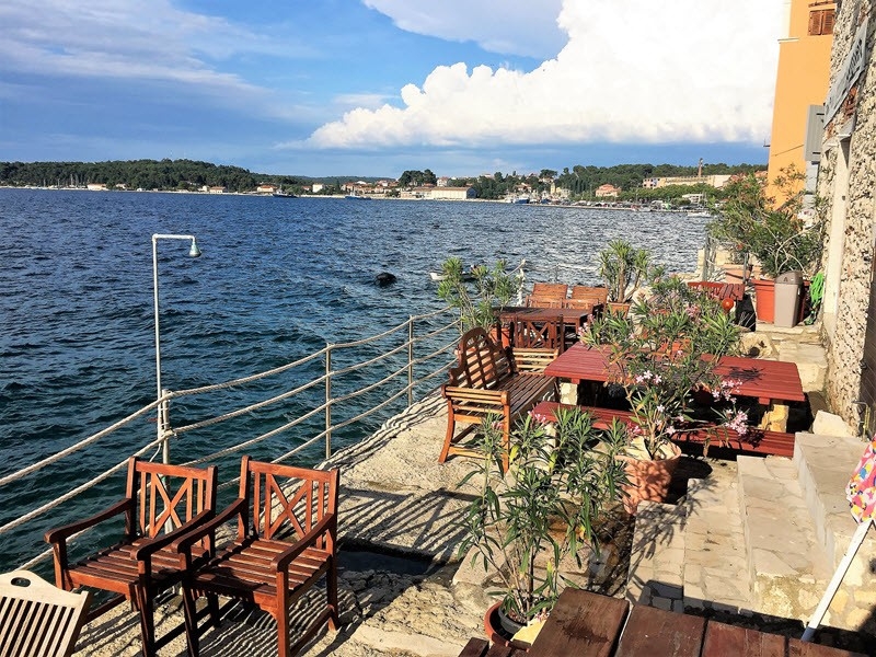 Nieruchomości w 1 rzędzie do morza w Chorwacji.