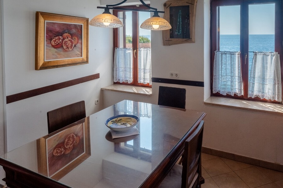 Jadalnia z pięknym widokiem na morze - nieruchomość A3796.