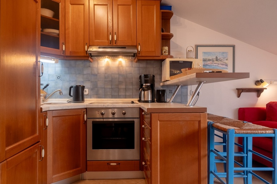 Kuchnia z frontami drewnianymi, w pełni wyposażona