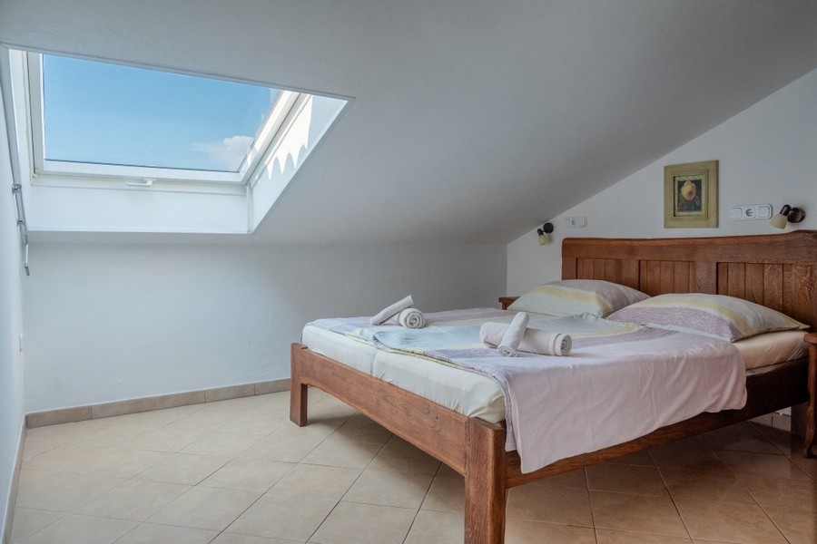 Sypialnia z podwójnym łóżkiem i świetlikiem