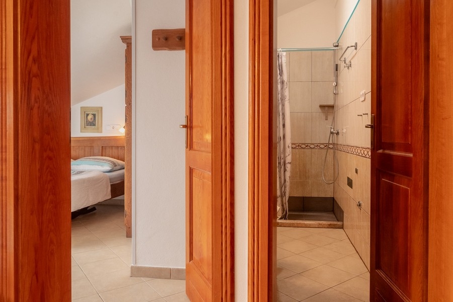 Przedpokój z dostępem do sypialni i łazienki