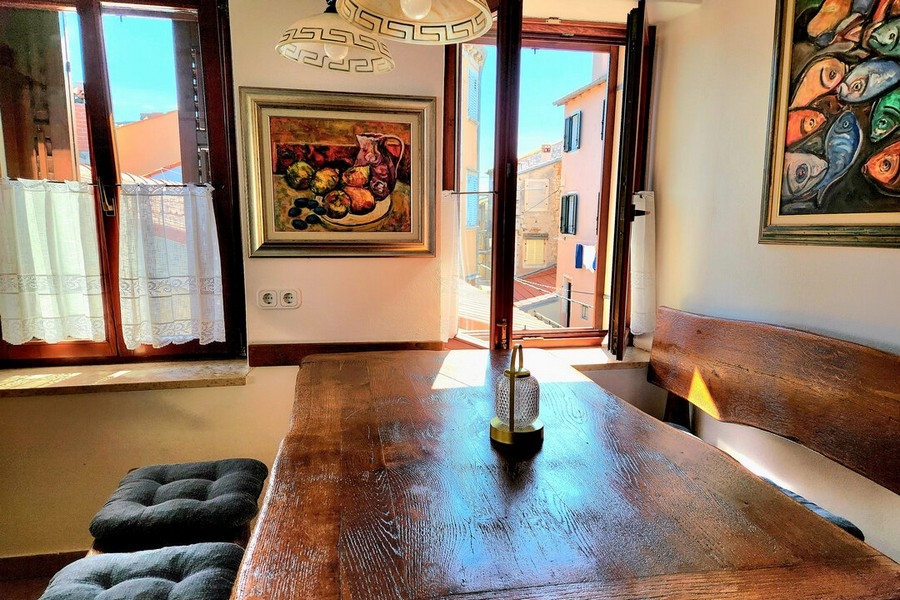 Ze stołu jadalnego można podziwiać widok na centrum miasta Rovinj w Chorwacji