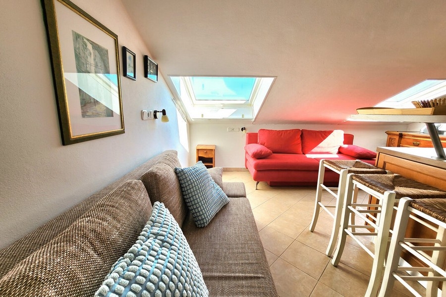 Część dzienna z dwiema sofami i świetlikami