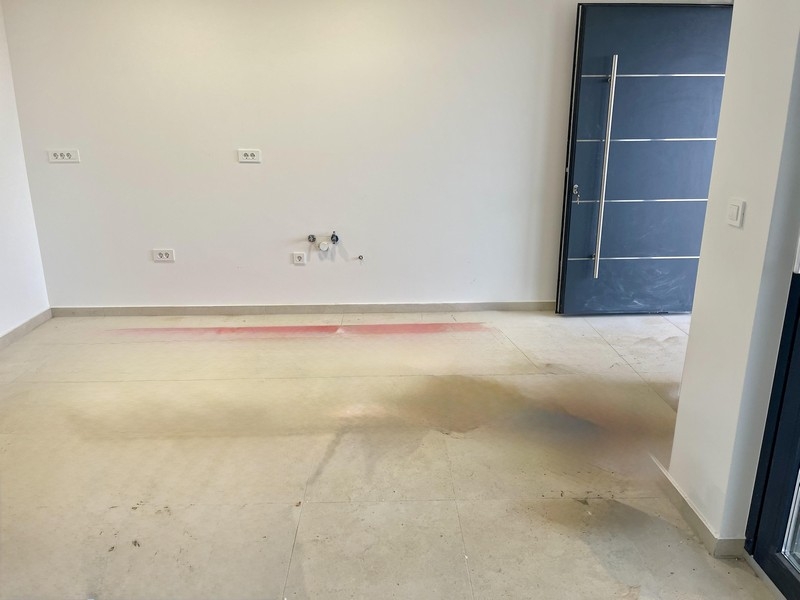 Strefa wejściowa i przyłącza kuchenne w mieszkaniu na parterze Omisalj