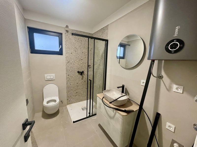 Nowoczesna łazienka z prysznicem w mieszkaniu na parterze Omisalj