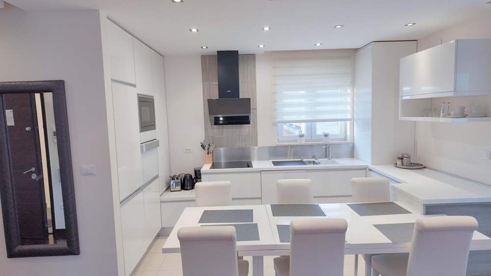 Otwarta, w pełni wyposażona kuchnia w nowoczesnym stylu